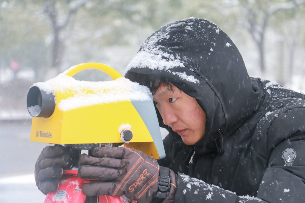 2018年1月27日，工程技術(shù)人員在雪中開展測(cè)量作業(yè)。