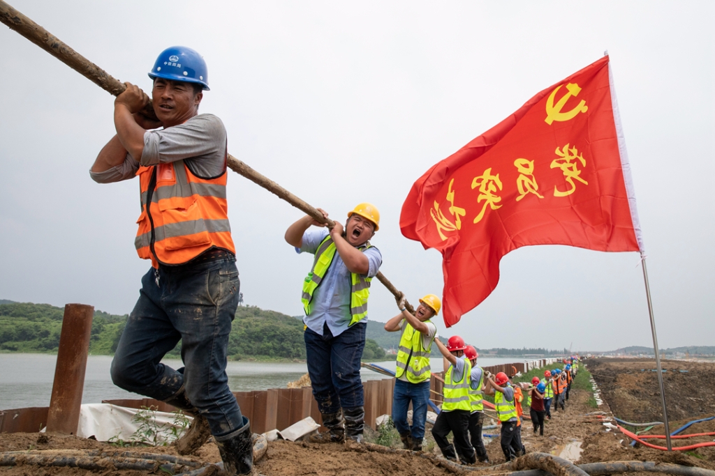 2019年6月21日，蘇錫常太湖隧道工地架設(shè)萬伏電纜，黨員突擊隊(duì)在施工現(xiàn)場(chǎng)。