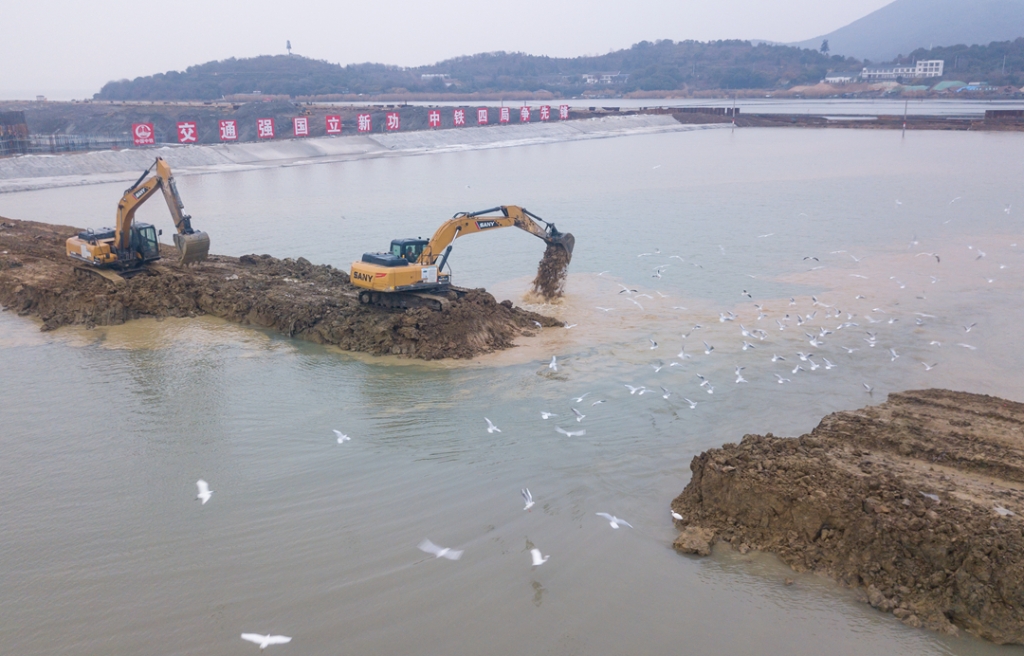 2019年12月23日，鳥群從陸島轉(zhuǎn)換圍堰回水施工現(xiàn)場(chǎng)飛過。